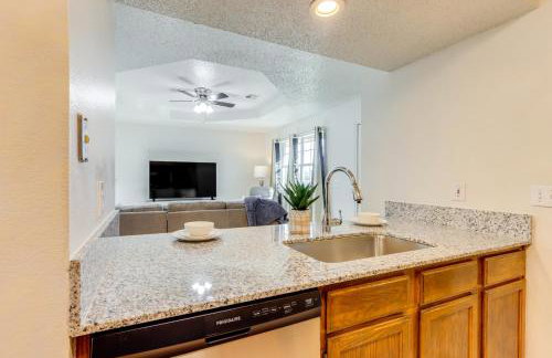 Home with Fenced Yard Near Dtwn Rogers! - Foto 7