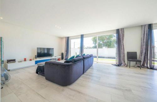 Black Pool House just 10 minutes away from the beach - Foto 18