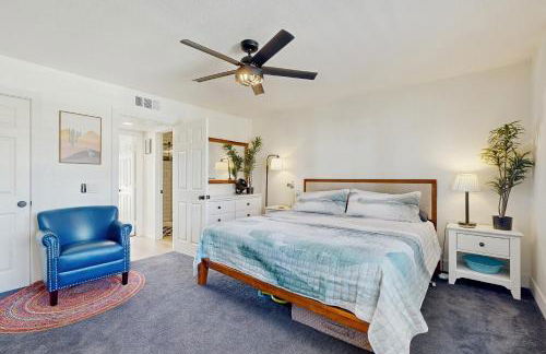 Stylish, Dog-Friendly Condo with Grill, shared Pool and Spa - Close to Downtown - Foto 12