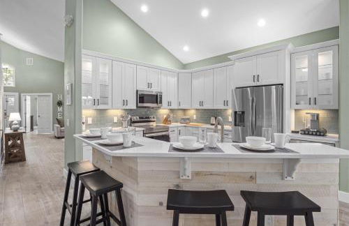 Brand NEW Modern Luxury wPrivate Pool Hot Tub BBQ Home Cinema 2 Miles to Disney - Foto 16