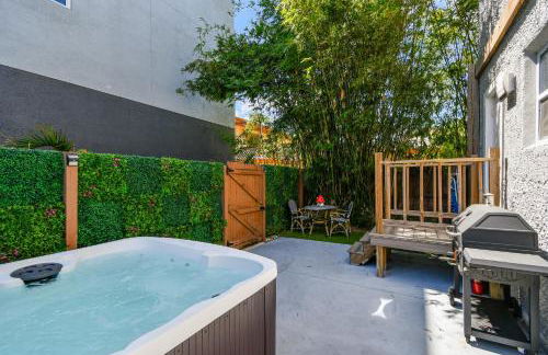 Designer Sun Filled Condo - Walk to Town - Foto 16