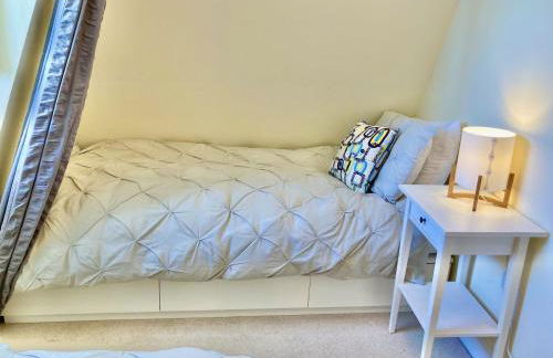 Windows over Stroud - 2BR Penthouse in Historic Building - Foto 26