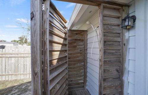 Southern Mermaid Cottage- Pet Friendly Fenced - Photo 35