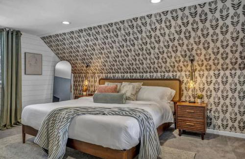 Swim and Relax In our Pool and Hot Tub and Recently Renovated - Photo 54