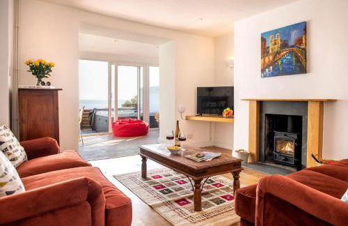 Hawkins Cottage with Hot Tub - Photo 3