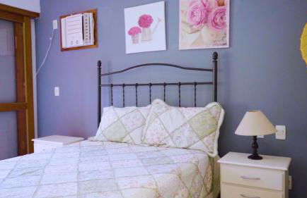 Belíssima Casa com extensa área externa - piscina, sauna, churrasqueira e campo de futebol - com 5 suítes e a 500 metros da Rua das Pedras - Foto 38