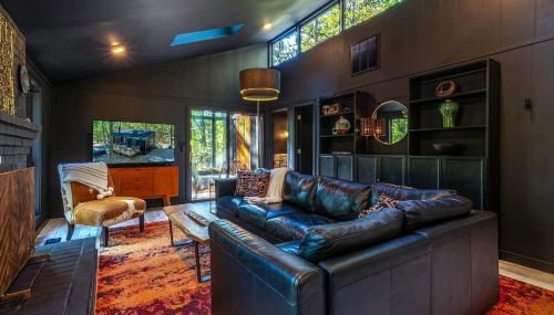 Modern Forest Cabin with Hot Tub, Screened Porch & Resort Access Near Hedgesville, WV - Foto 2