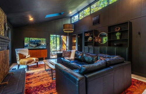 Modern Forest Cabin with Hot Tub, Screened Porch & Resort Access Near Hedgesville, WV - Foto 2