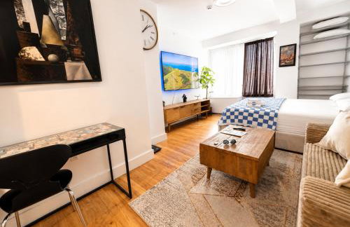 NYC Studio with Private Bathroom & Kitchenette - Photo 17