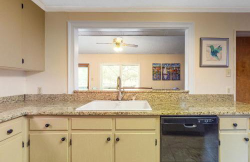 Waterfront Lake Murray Home with Dock Dogs Welcome! - Foto 13