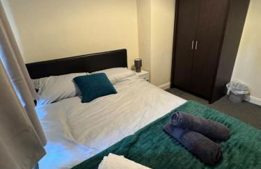 Modern 3-Bed Home with Parking & Garden Wolverhampton - Photo 16