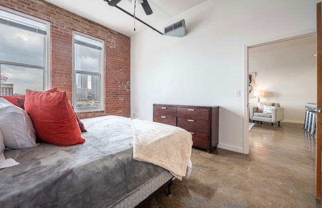 Luxury Historic Loft with Gym - Photo 24