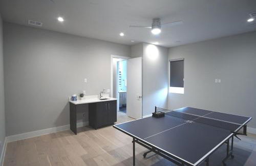 Modern 3BR with Game Room, Near Market Center DART, Med District & Uptown - Foto 14