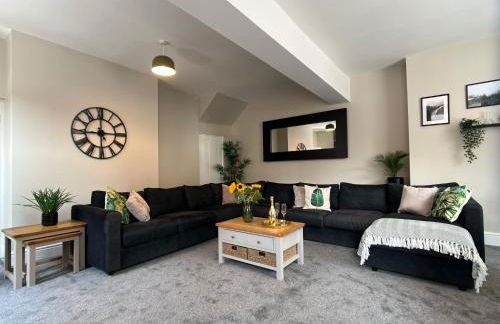 Llangollen High Street 4 bedrooms Sleeps 12 - Photo 2