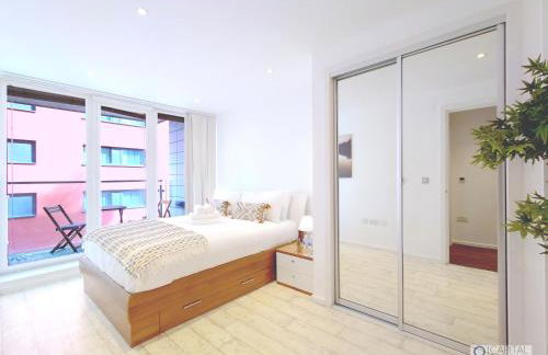 Deluxe One Bed Apartment by London ExCeL & O2 - Photo 1