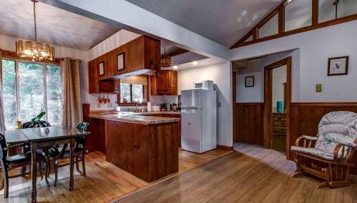 Private Cabin Rental with Wood-Burning Fireplace in Canadensis, Pennsylvania - Foto 2