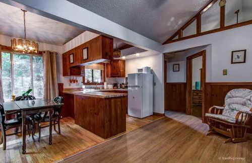 Private Cabin Rental with Wood-Burning Fireplace in Canadensis, Pennsylvania - Foto 2