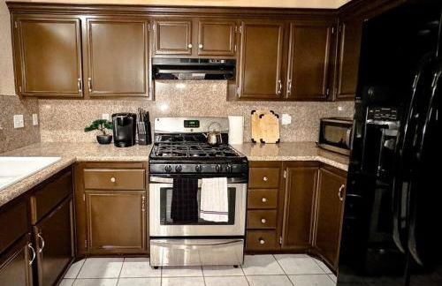 Spacious 4BR Fam Retreat King Bed WIFI And Parking - Foto 20