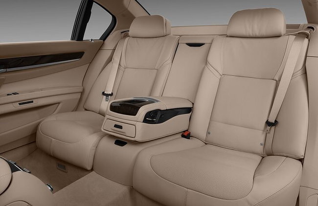 Luxury Sedan Departure from Sharjah City to Sharjah Airport SHJ - Photo 7