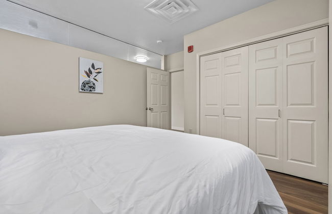 Sleek 2BR Downtown Retreat with Gym - Foto 14