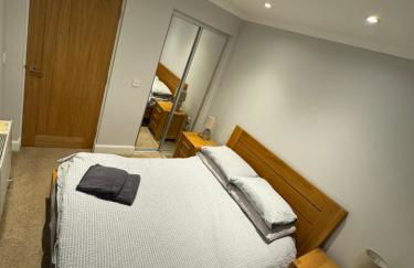 Spacious 2BR Apartment - Sleeps 4 - Parking & Pets - Coast Serviced Apartments - Enquire for Trade & Long stays - Photo 11
