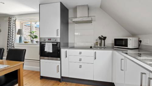 Cosy & Central Brockenhurst Flat, 2BR - Foto 2, stove, dishwasher, toaster