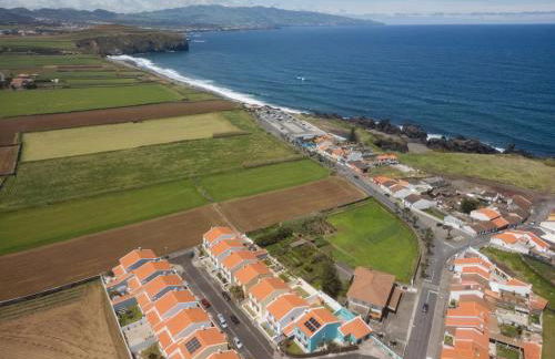 Bright & Spacious Villa by Beach - Photo 39