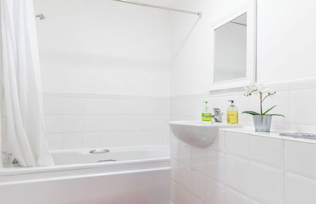 Skyline Haven Modern 2BR w/ Free Parking & 4kTV - Photo 58