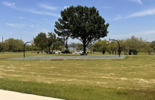 Lake Front Home, around 15 minutes drive to AT&T and Epic Water - Foto 27