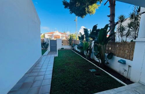 Luxurious And Modern Family Home - Photo 45