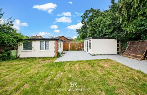 Spacious 6BR - City Hub & Parking - Sleeps 13 - Photo 34