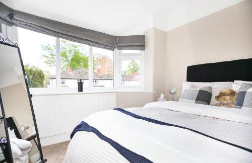 Pass The Keys Picture Perfect Haven in Didsbury Village - Free Parking & EV Station - Photo 29