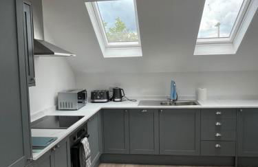 Luxury 1 bed apartment close to Airport and Exhibition centre ideal for short long term stays very cosy nicely furnished for comfort with all mod cons FreeParking on site Free WIFI - Foto 7