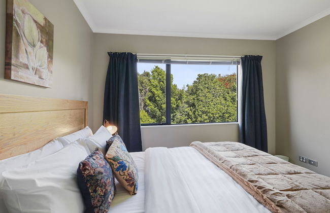 Spacious Family Home -Fully Fenced Yard - Foto 26