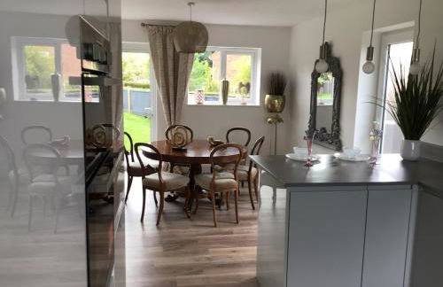 Luxurious 3 bedroom house now with FULL FIBRE INTERNET Shangri la in village of Alfrick with driveway parking for 3 cars in an area of outstanding natural beauty, superb walking,close to Worcester, Malvern showground, theatre, Malvern hills, dogs welcome - Photo 10