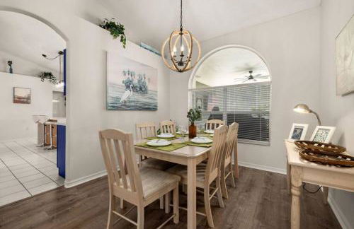 Modern Retreat Pool and Game Room - Foto 10