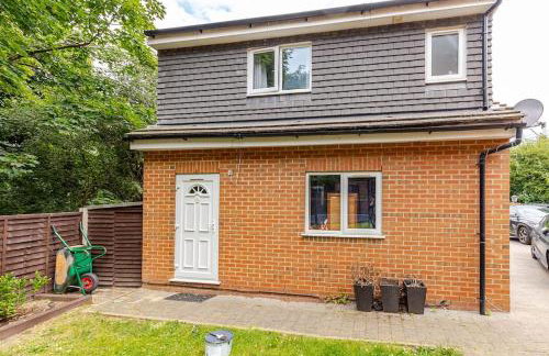 Beautiful flat in Morden near Wimbledon - Photo 1