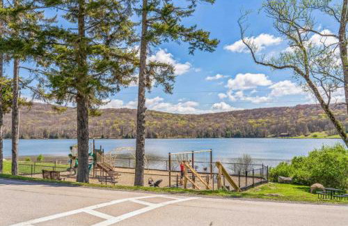'The Eagles Nest at Alpine' Cabin w/ Fireplace! - Photo 41
