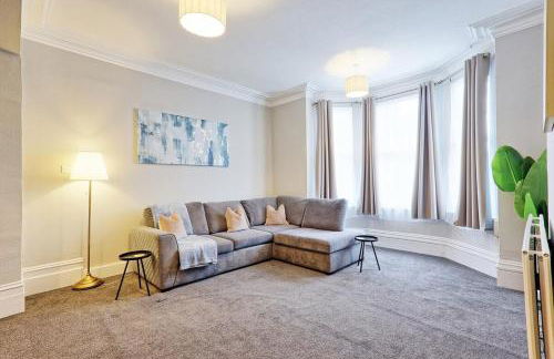 Large 5-Bedroom Home, Perfect for Long Stays & Team Accommodation - Foto 77