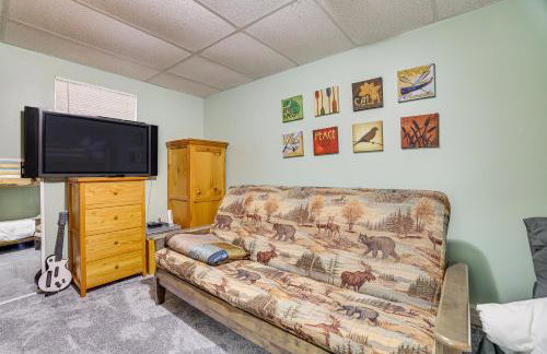 Fire Pit and Games! Secluded Chalet 30 Mi to Montage - Foto 25