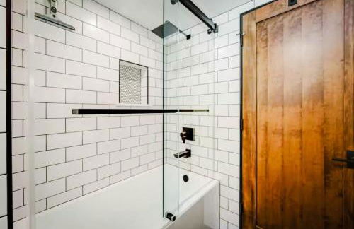 Haven at Cedar Haus Luxury 1BR Escape w Hot Tub EV Charger Gourmet Kitchen Fully Fenced Yard Dogs OK - Foto 40