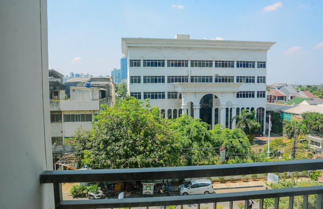 Comfy and Modern Studio Apartment at Elpis Residence - Photo 15