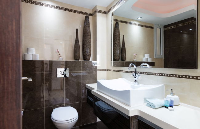 Apartment with Sauna, Hot Tub & Parking - Photo 24