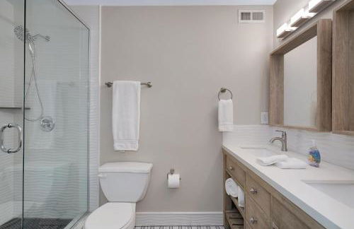 Lux Townhouse, Walk to All, Sleeps 6 Adults - Photo 8