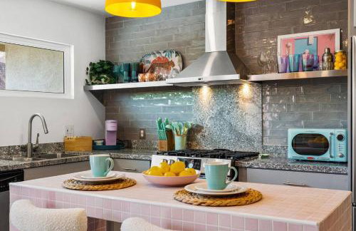 Whimsical Oasis Retreat by Rather Be Properties - Foto 18