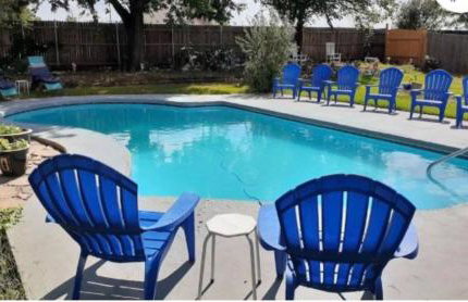 6BR Dream Getaway w Heated Pool & Peaceful Vibe - Photo 4