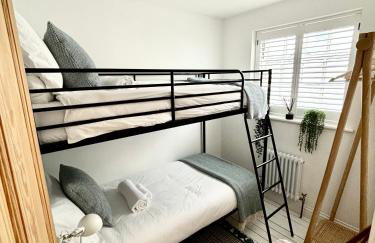 Stunning 3 bedroom & 2 bathroom cottage with patio - Foto 25