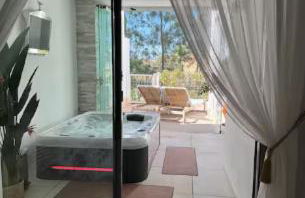 Luxury Apartment next to Golf Course in Marbella - Photo 25