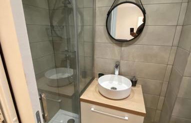 Le Coeur du Port de Golfe Juan - Parking - Clim - Wifi - Foto 7