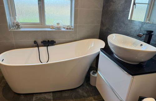 Rhuddlan 5-Bed House Sleeps 7 Pet-Friendly - Photo 16